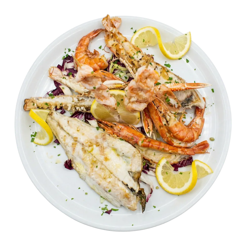 Grigliata mista di pesce fresco servita con limone
